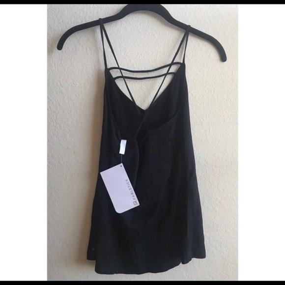 Black fabletics cross crops back tank - Picture 2 of 3
